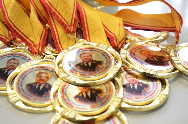 Владислав Ильин вице-адмиралӑн ятран хатӗрленӗ чӑвашла медалӗсем